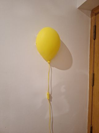 Lámpara globo IKEA amarilla
