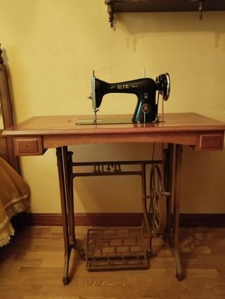 Máquina coser Alfa antigua , funciona perfectament