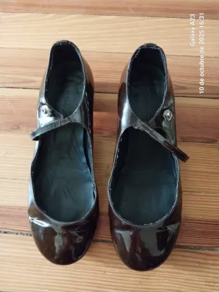 Merceditas vintage de charol color chocolate.