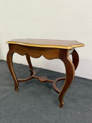 Bellissimo tavolino con forme e bordi dorati.