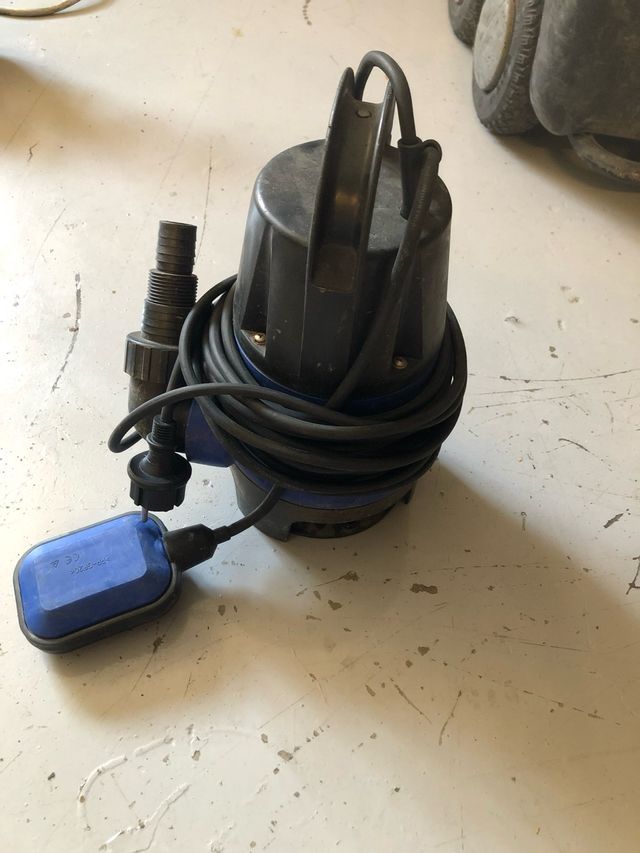 Bomba agua sumergible usada