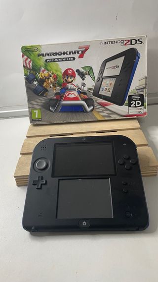 Nintendo 2DS azul y negra + Mario Kart 7