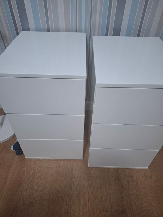 Mesita blanca brillo