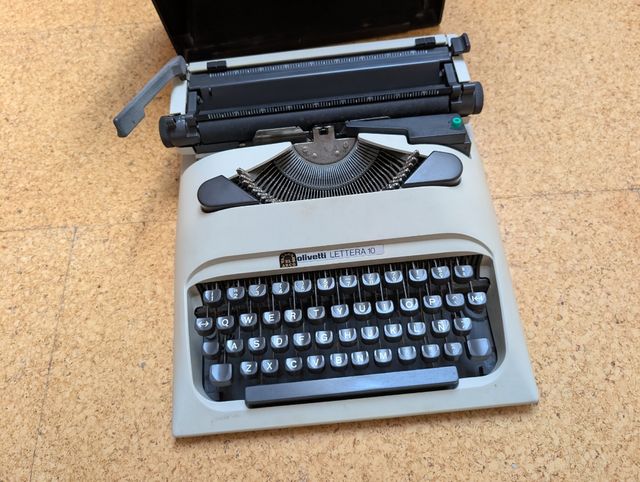 Olivetti Lettera 10 - Máquina de escribir