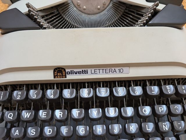 Olivetti Lettera 10 - Máquina de escribir