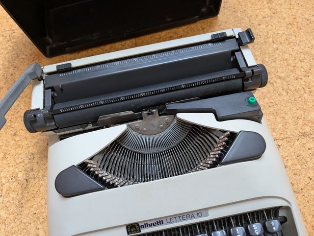 Olivetti Lettera 10 - Máquina de escribir