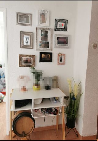 Mesa auxiliar + 9
cuadros + planta