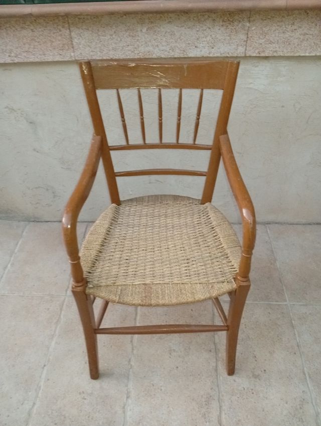 Sillón antiguo de madera y encordado
