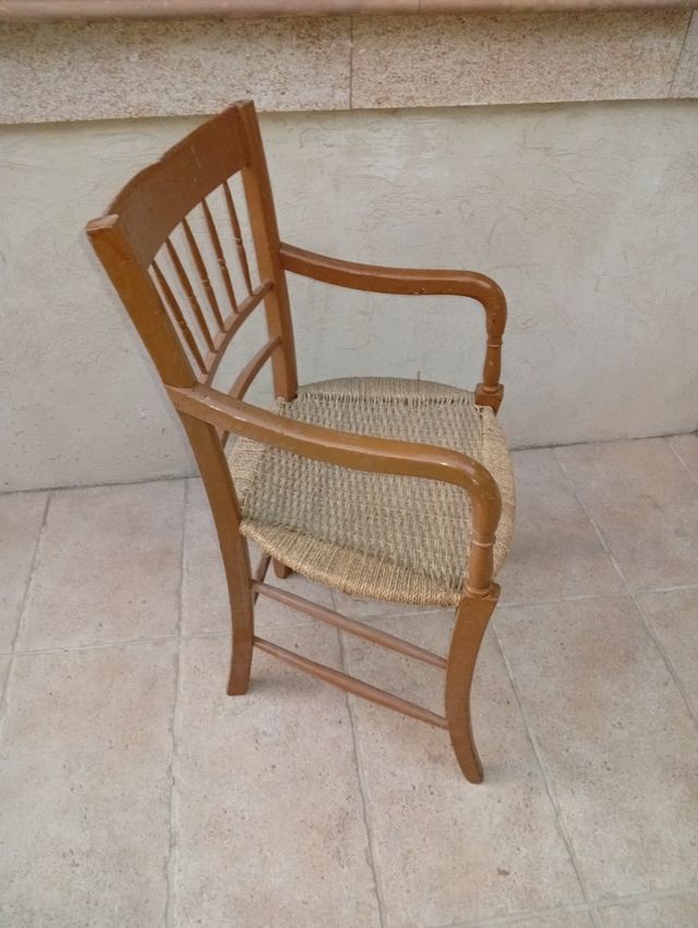 Sillón antiguo de madera y encordado