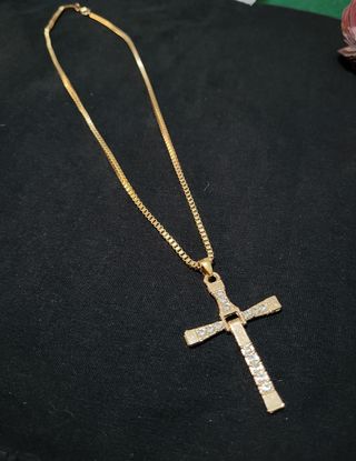 Cadena cruz dorada con brillantes