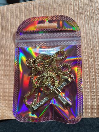 Cadena cruz dorada con brillantes