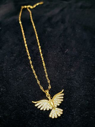 Collar con dije de paloma dorada