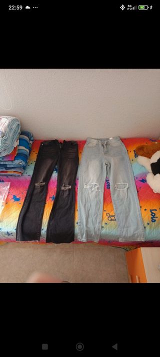 2 pantalones vaqueros rotos..