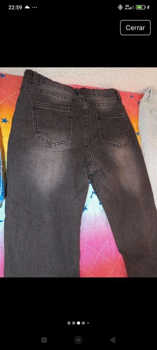 2 pantalones vaqueros rotos..