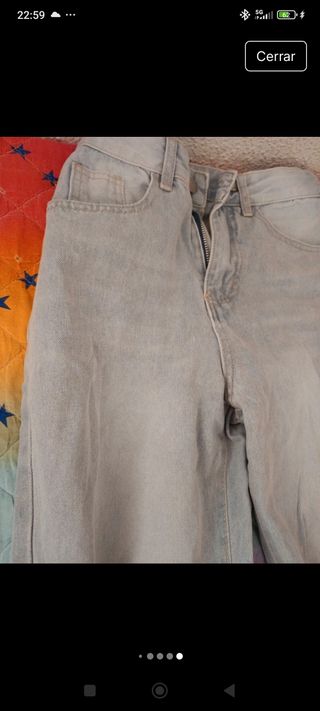 2 pantalones vaqueros rotos..
