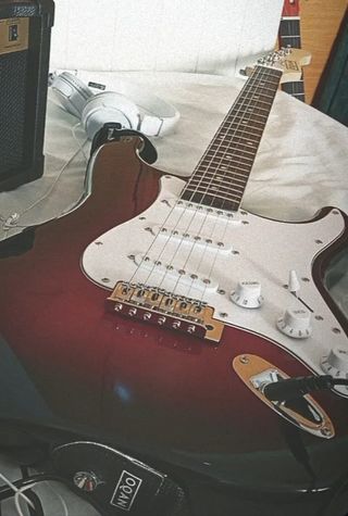 Guitarra eléctrica con funda + púas + herramientas