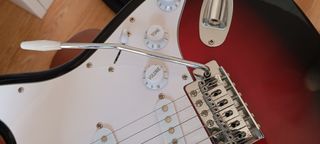 Guitarra eléctrica con funda + púas + herramientas
