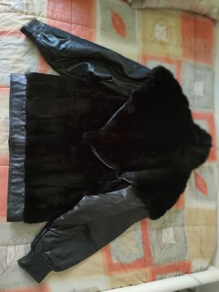 Chaquetón cuero y piel negro