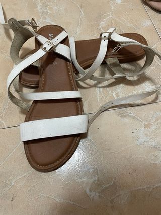 Sandalias planas y de tacón rosa y blancas