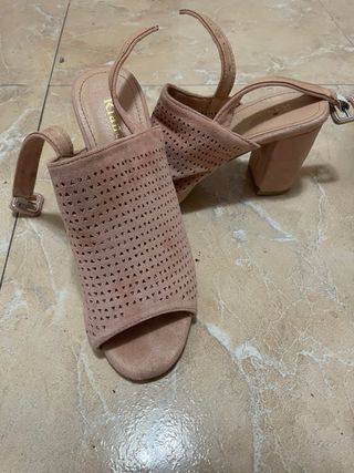 Sandalias planas y de tacón rosa y blancas