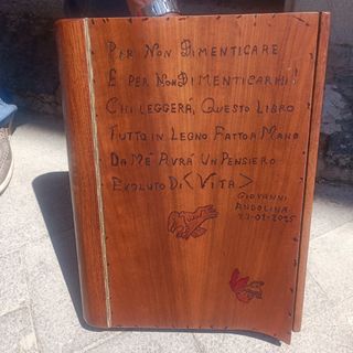 Libro in legno fatto a mano