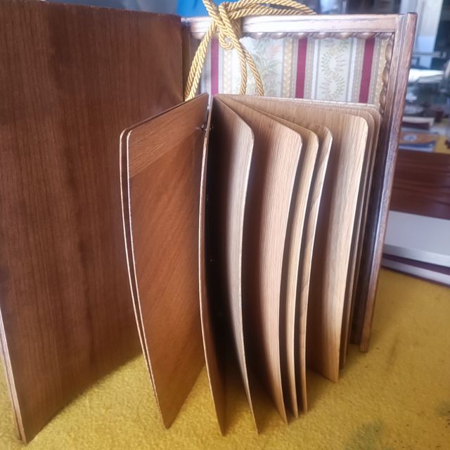 Libro in legno fatto a mano