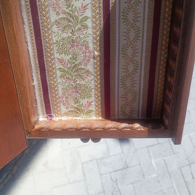 Libro in legno fatto a mano