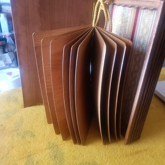 Libro in legno fatto a mano