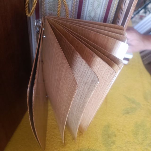 Libro in legno fatto a mano