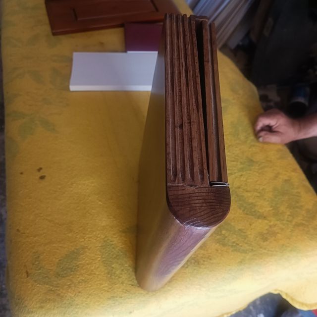 Libro in legno fatto a mano