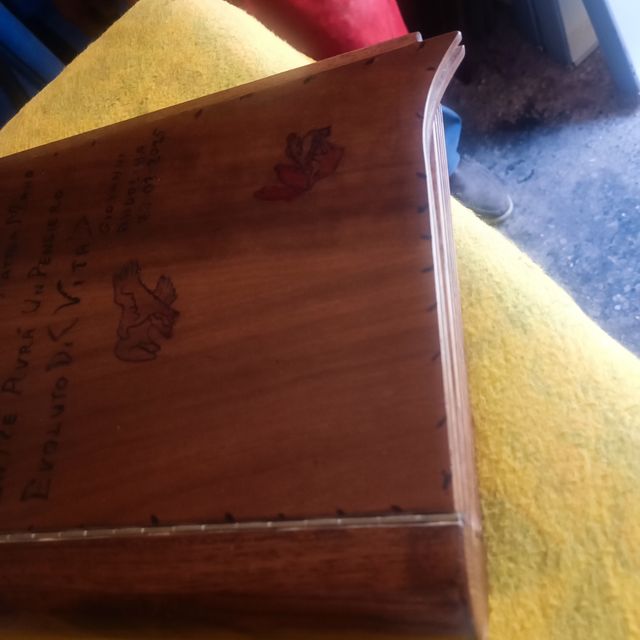 Libro in legno fatto a mano
