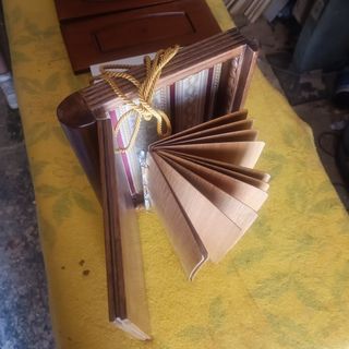Libro in legno fatto a mano