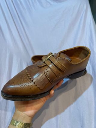 Zapato cuero marrón hebillas