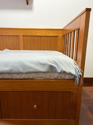 Cama de 90 de madera marrón con tres cajones.