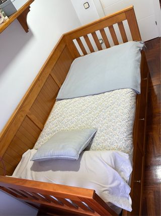 Cama de 90 de madera marrón con tres cajones.