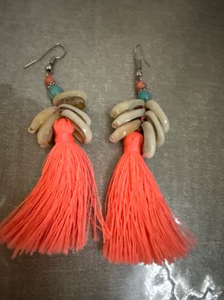 Pendientes largos con borlas naranjas