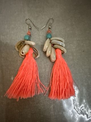 Pendientes largos con borlas naranjas