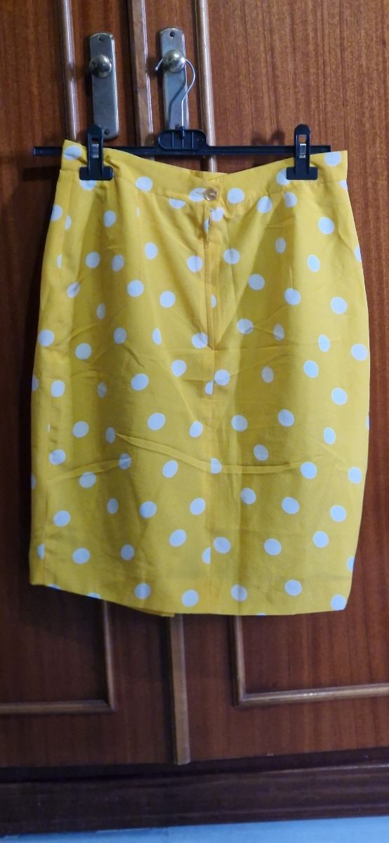 Falda amarilla topos blancos