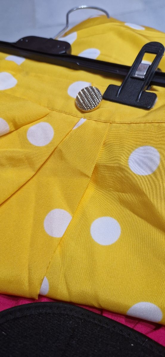 Falda amarilla topos blancos