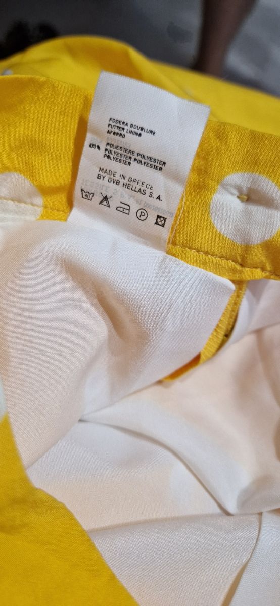 Falda amarilla topos blancos