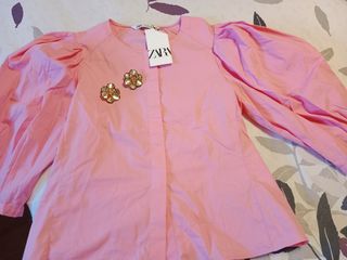 Blusa Zara y pendientes flor Zara 