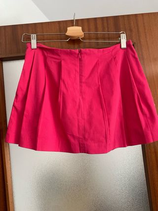 Falda pantalón rosa plisada con bolsillos. Zara