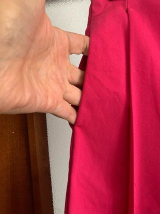 Falda pantalón rosa plisada con bolsillos. Zara