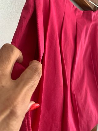 Falda pantalón rosa plisada con bolsillos. Zara