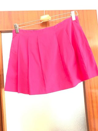 Falda pantalón rosa plisada con bolsillos. Zara