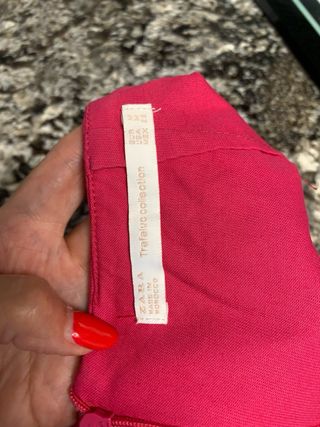 Falda pantalón rosa plisada con bolsillos. Zara