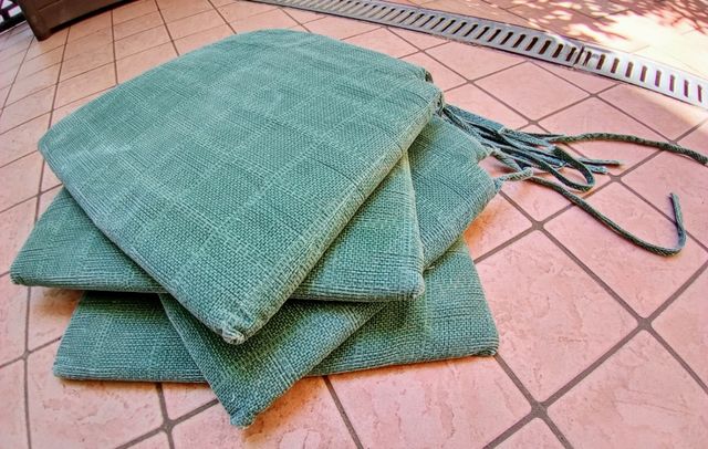 Set tovaglia e 4 coprisedie verde cachi