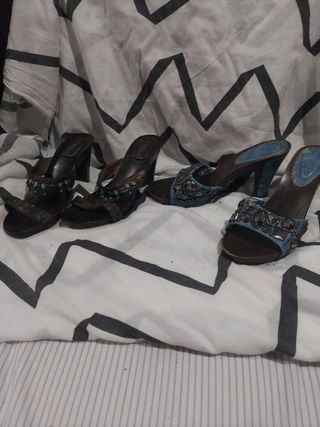 Zapatos de tacón azul y marrón