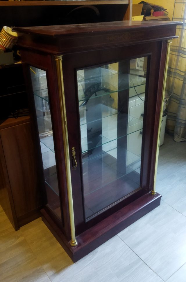 Vitrina madera cristal dorada