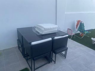 Conjunto jardín 4 sillas - Mesa cristal y 4 puffs